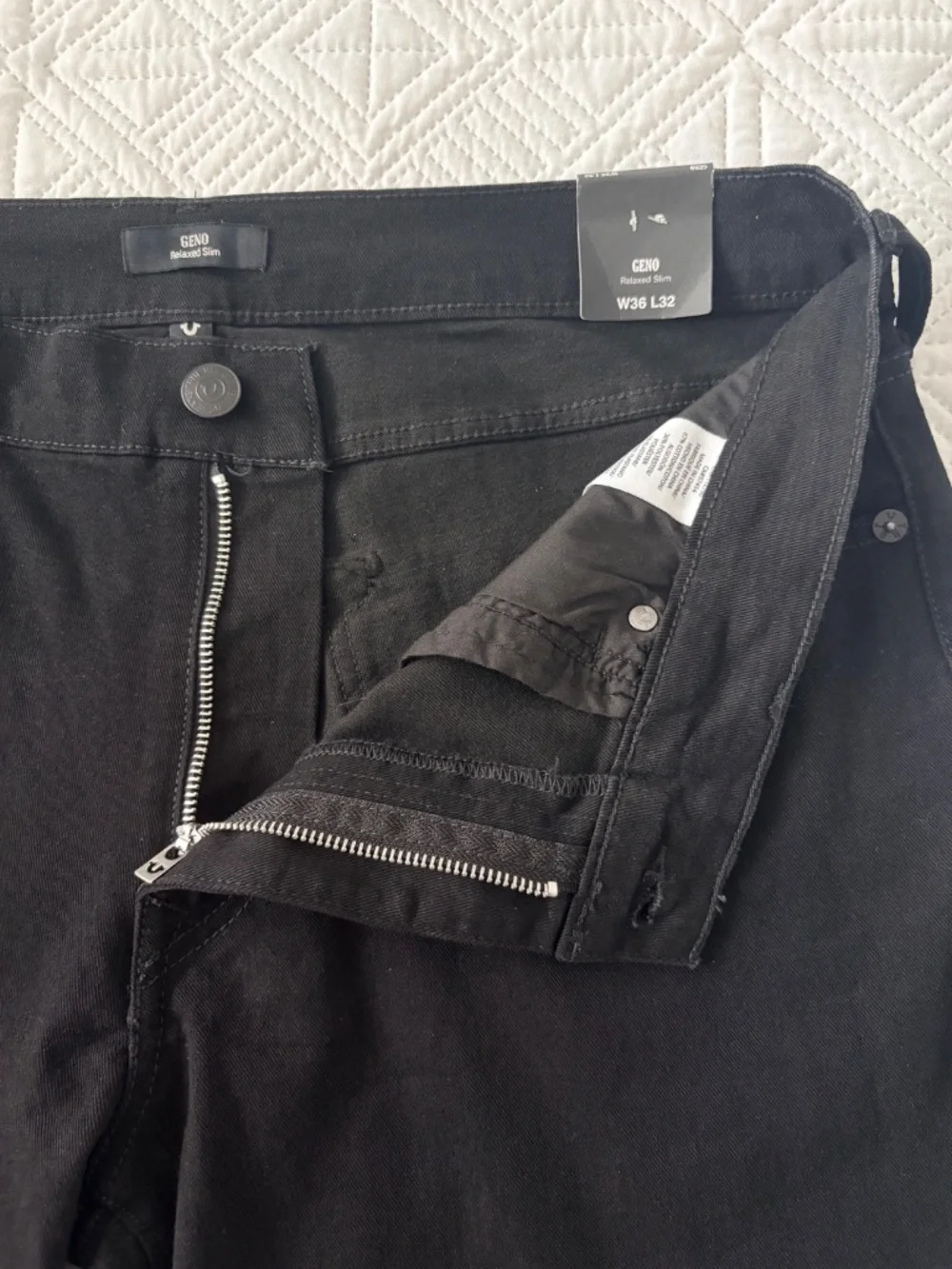 True Religion Geno No Flap SN Relaxed Slim Men's Jeans Body Rinse Black 36 x 32
